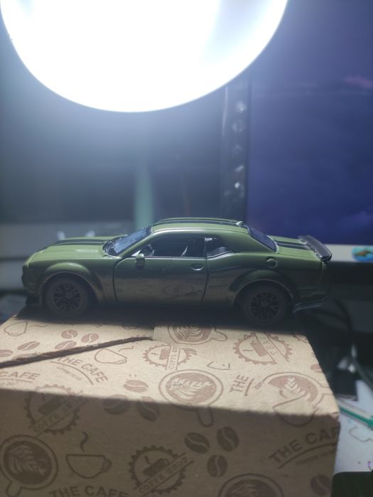 Продам модельку Dodge Challenger SRT 1:44