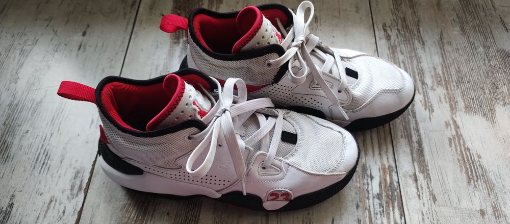 Jordan Stay Loyal 2 w kolorze białym z czarnymi i czerwonymi 37,5