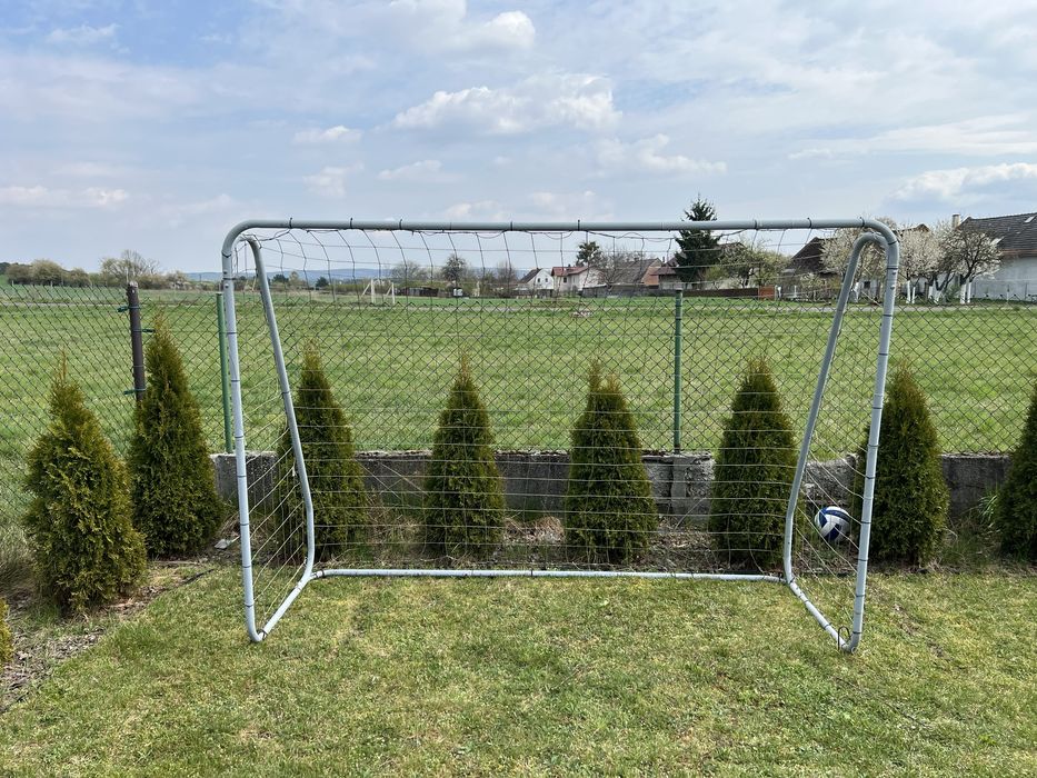 Dwie bramki pilkarskie