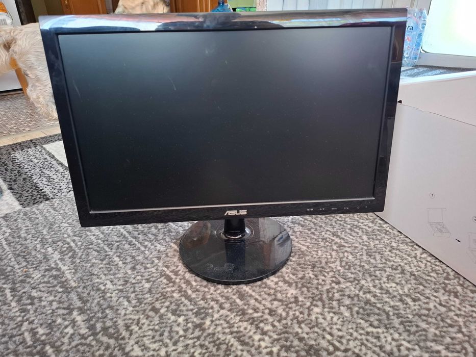 Monitor ASUS czarny.