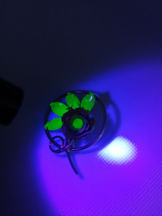 Вінтажна брош уранове скло