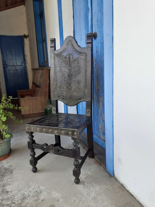 Mesa de sala de jantar e 6 cadeiras em pele a bom preço.