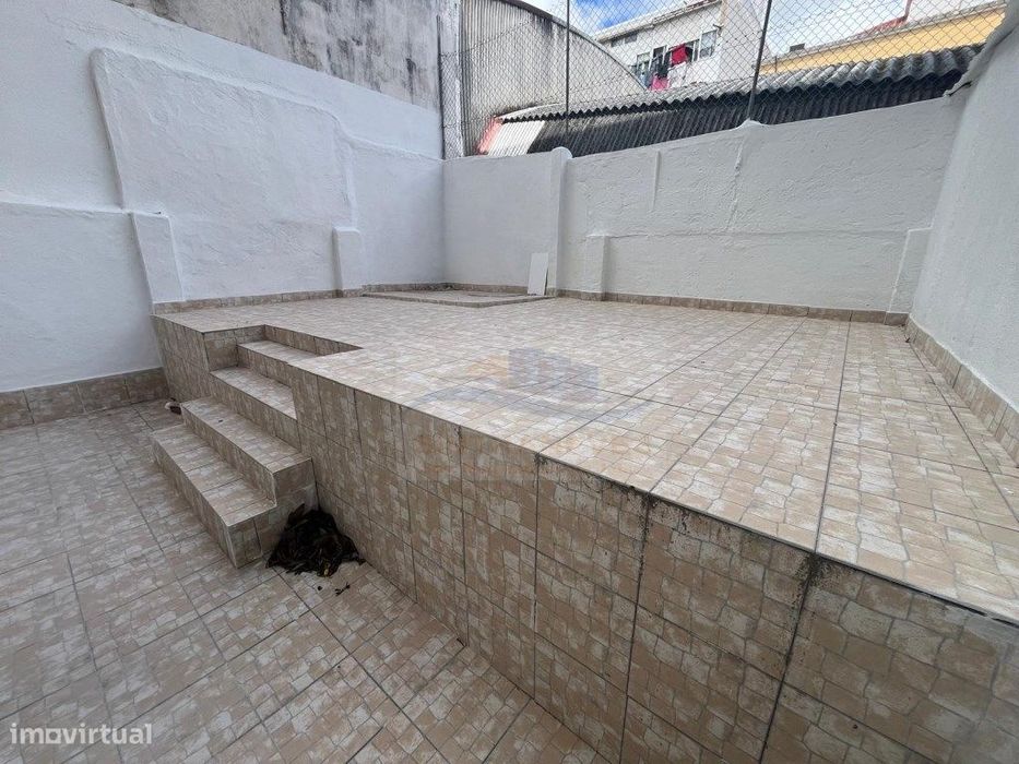 Apartamento Cave T2, Localização Privilegiada, ao Pé da Igreja, Tot... — Venteira, Lisboa