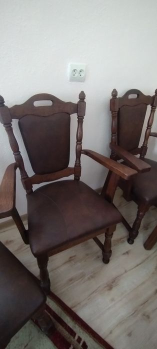 Продам дубові крісла зі шкіряною оббивкою.