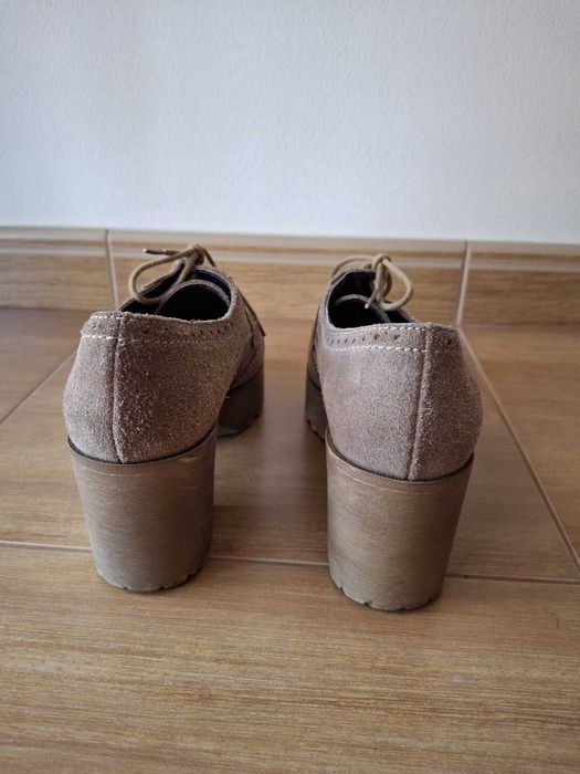 Sapatos clássicos em camurça genuína