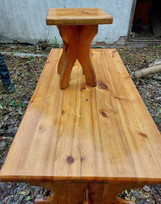 Стіл з стільцями