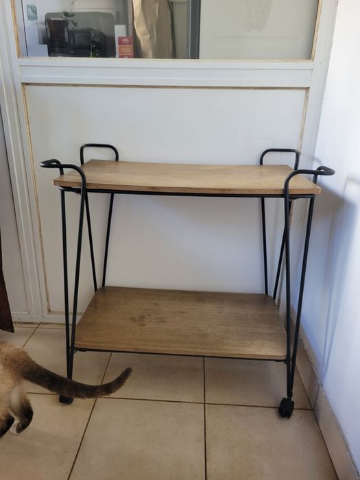 Móvel de apoio com rodas