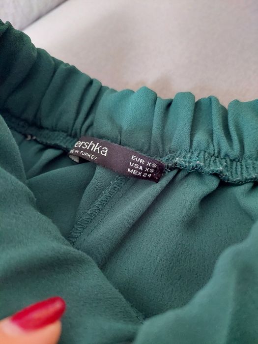 Krótkie spodenki zielone bershka 34