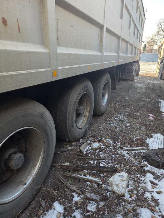 Тягач з напівпричепом DAF CF-85