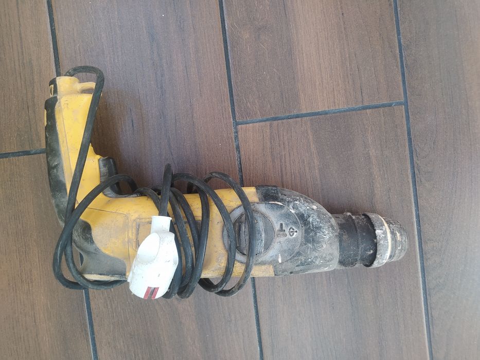 Інструмент Dewalt під ремонт