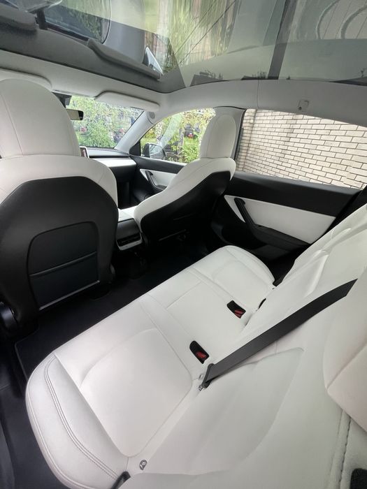 Автомобіль Tesla model y