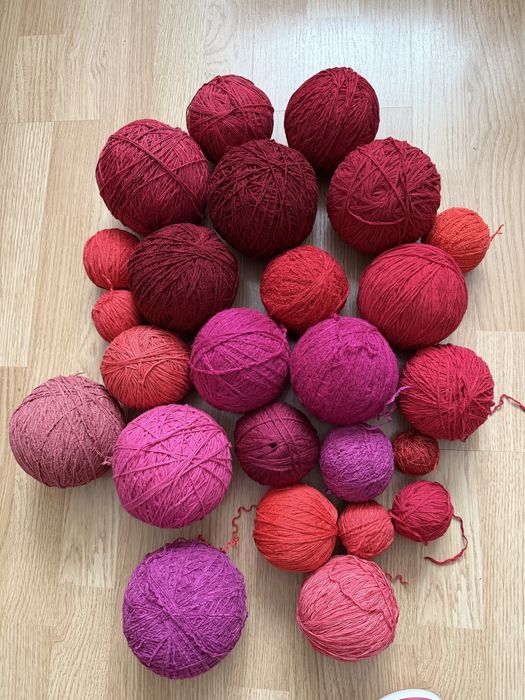 Włóczki różne kolory czerwony różowy