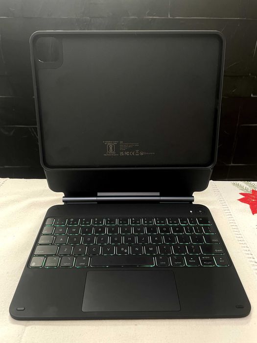 ESR Rebound Magnetic Keyboard para iPad 10.9” ou 11"