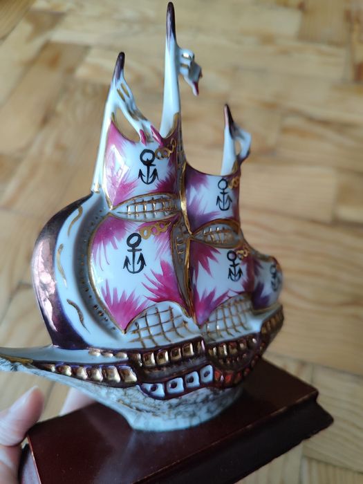Caravela de porcelana