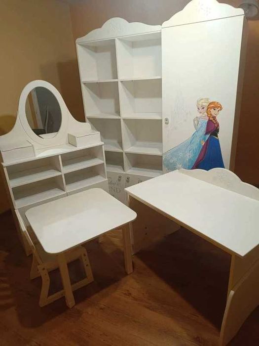 Meble meblik dziecięce z motywem krainy lodu