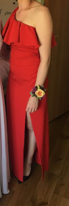Czerwona długa sukienka