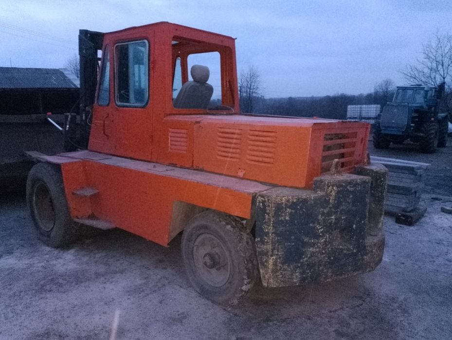 Вилочний погружчик