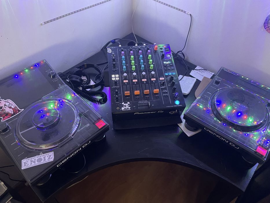DENON DJ SC6000 PRIME e LC6000 PRIME, com 2 decksavers