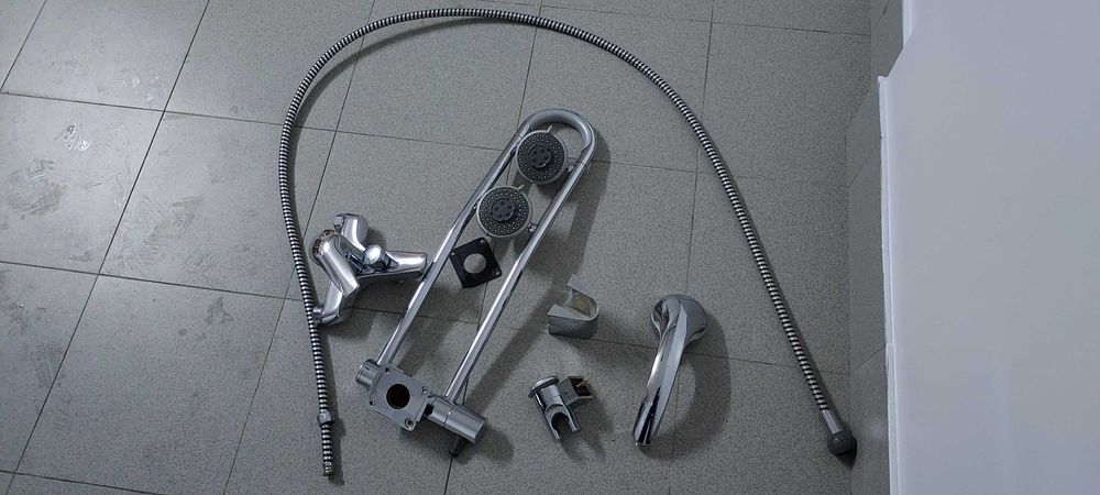 Material de construção e casa de banho em excelente estado