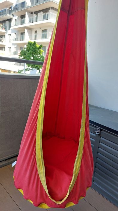 Huśtawka, wiszący kokon, siedzisko typu jaskinia, La Siesta