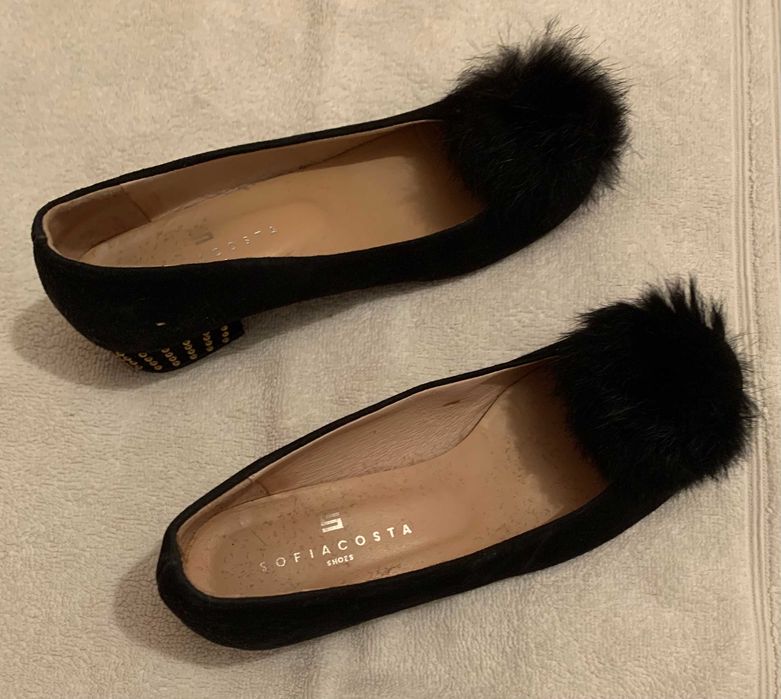 Sabrinas pretas com pompom Sofia Costa