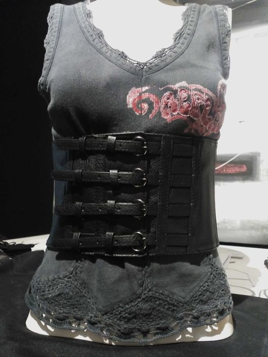 Cinto largo elástico com fivelas / espartilho. Punk / Rock