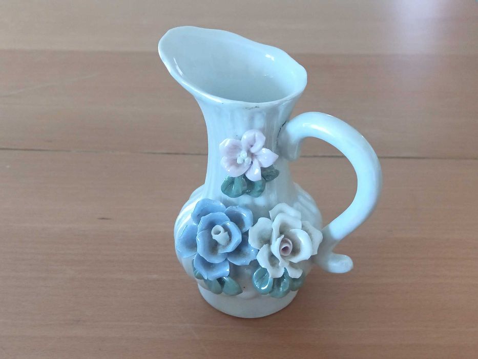 Peças de porcelana decorativas