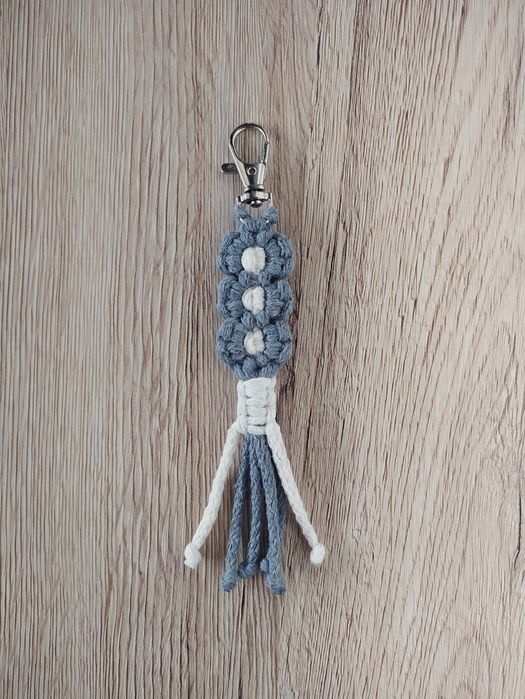 Brelok makrama wieniec potrójny dwa kolory (szary i ecru)