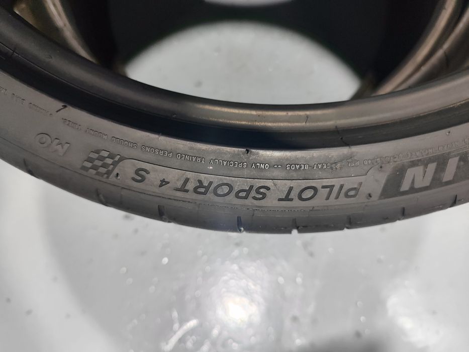 2 pneus semi novos 245-35R20 Michelin - Oferta dos Portes