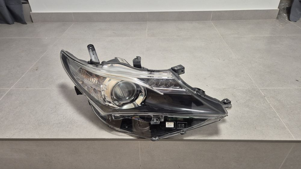 Lampa przednia Prawa TOYOTA AURIS Xenon