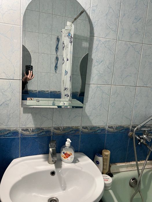 Здається затишна кімната в 3-кімнатній квартирі. Хороша локація!