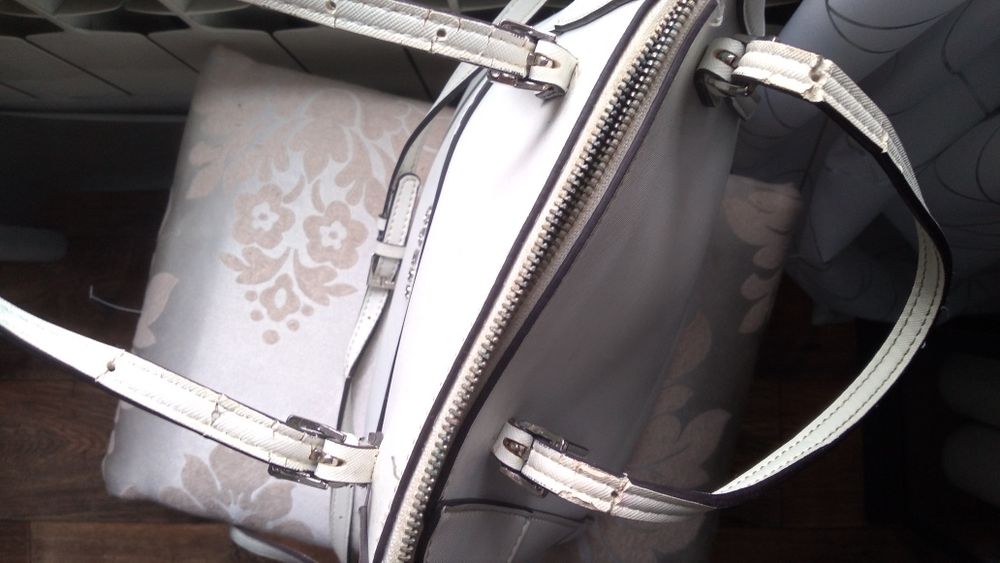 Biała torebka guess