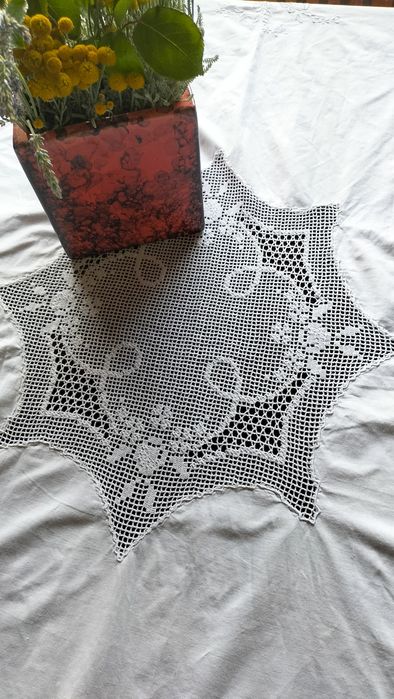Toalha de mesa em tecido branco bordado, centro e  cantos em crochet.