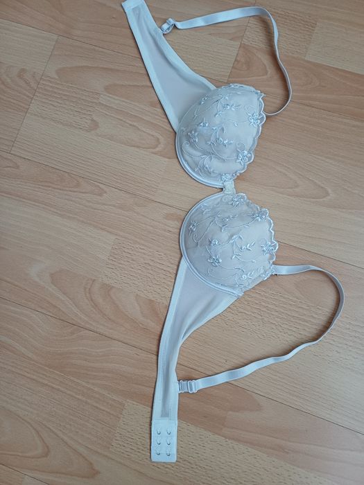 Sprzedam bialy biustonosz  70 B