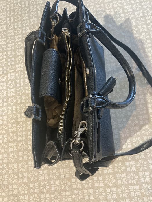 Vende se mala em pele Guess