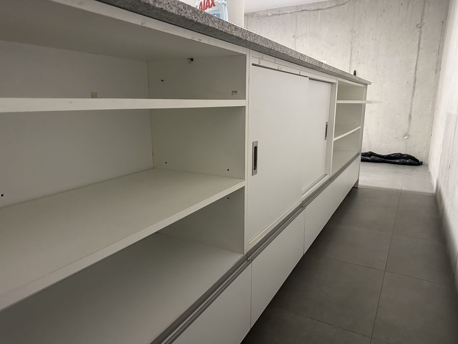 Balcão proveniente de espaço comercial.