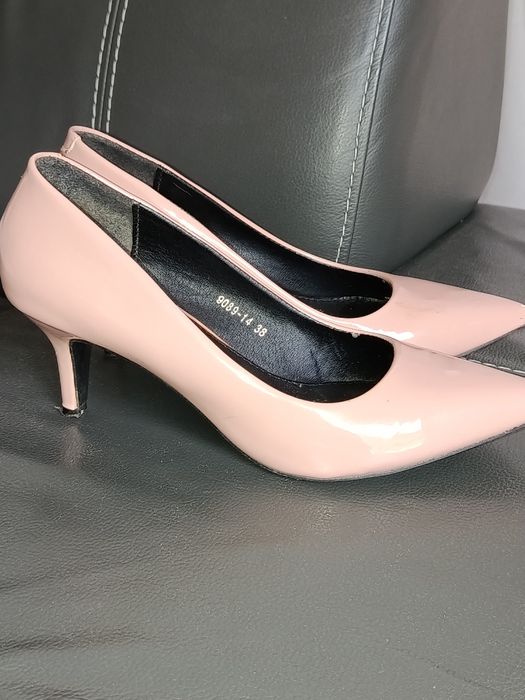 Buty na niewysokiej szpilce. 38, 24.5 cm