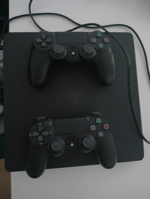 PS4 de 1 Tera. Com 4 jogos