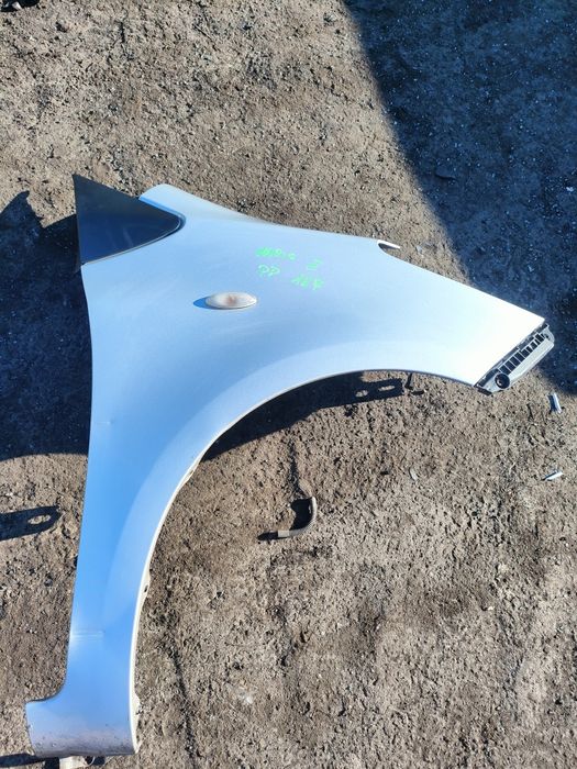 Toyota Yaris 2 II błotnik prawy przód srebrny 1E7