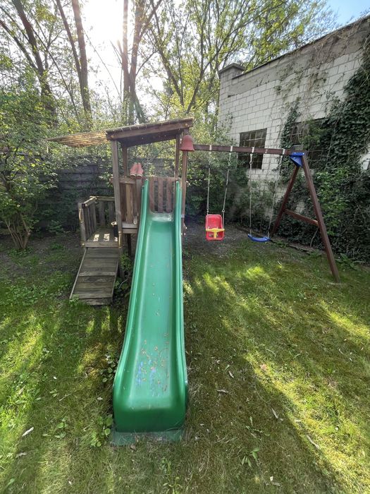 Domek ze zjeżdzalnią i dwoma huśtawkami