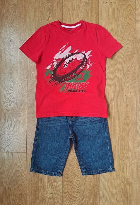 Красная футболка и синие джинсовые