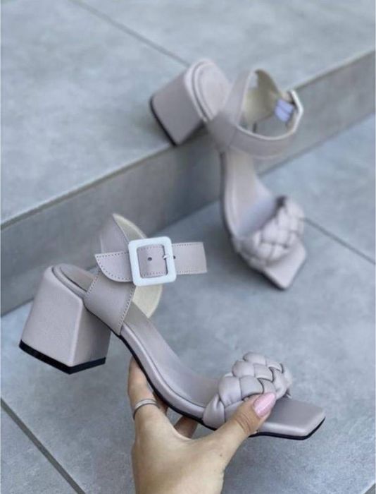 Босоніжки на квадратних підборах