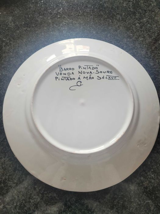 Prato de barro pintado à mão