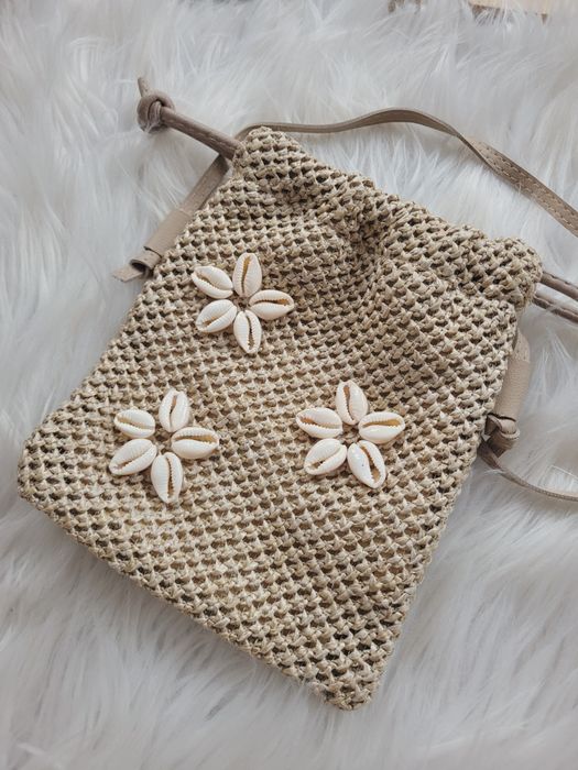Pleciona torebka torebeczka z muszelkami boho