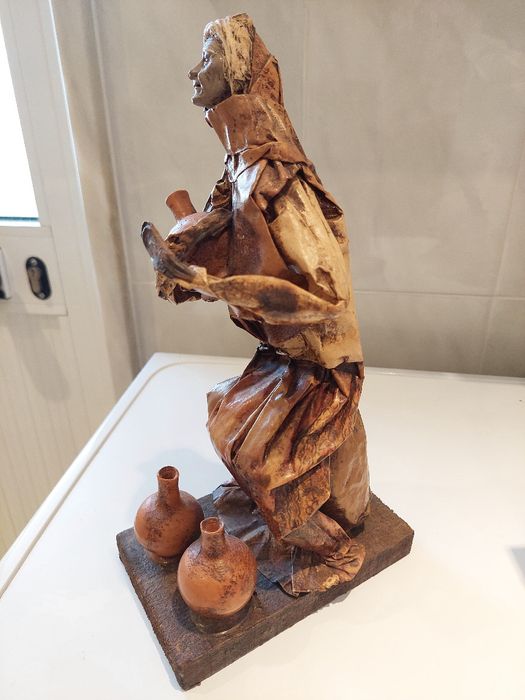 Figura de Mulher (aguadeira) em papel