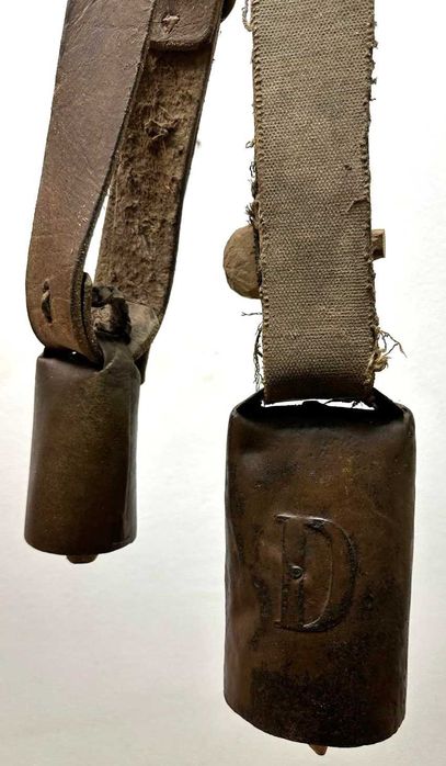 Dois chocalhos antigos