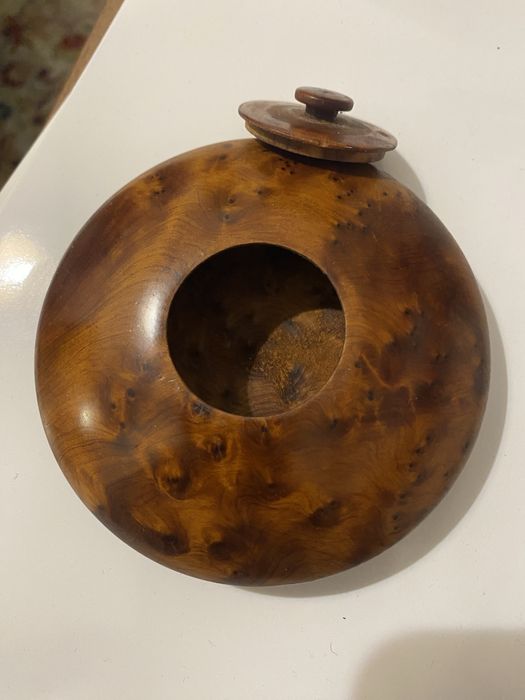 Caixa artesanal em madeira de raiz com veios naturais únicos