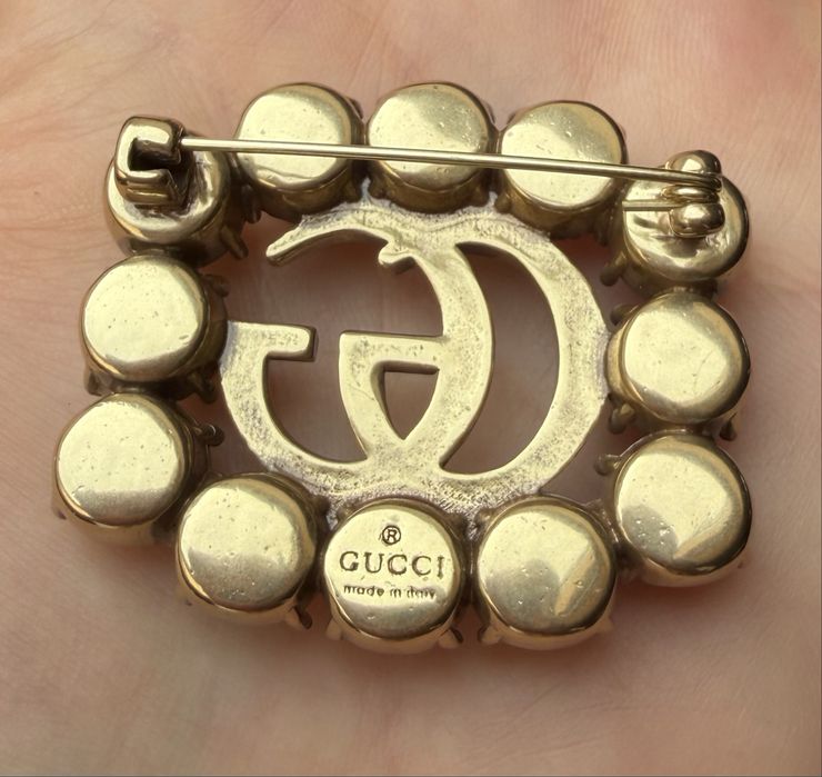 Broszka Gucci stare złoto z perełkami