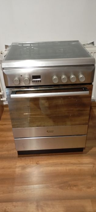 Kuchenka gazowa z piekarnikiem elektrycznym.