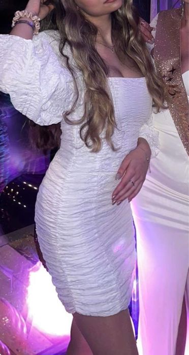 Biała sukienka mini z bufiastymi rękawami